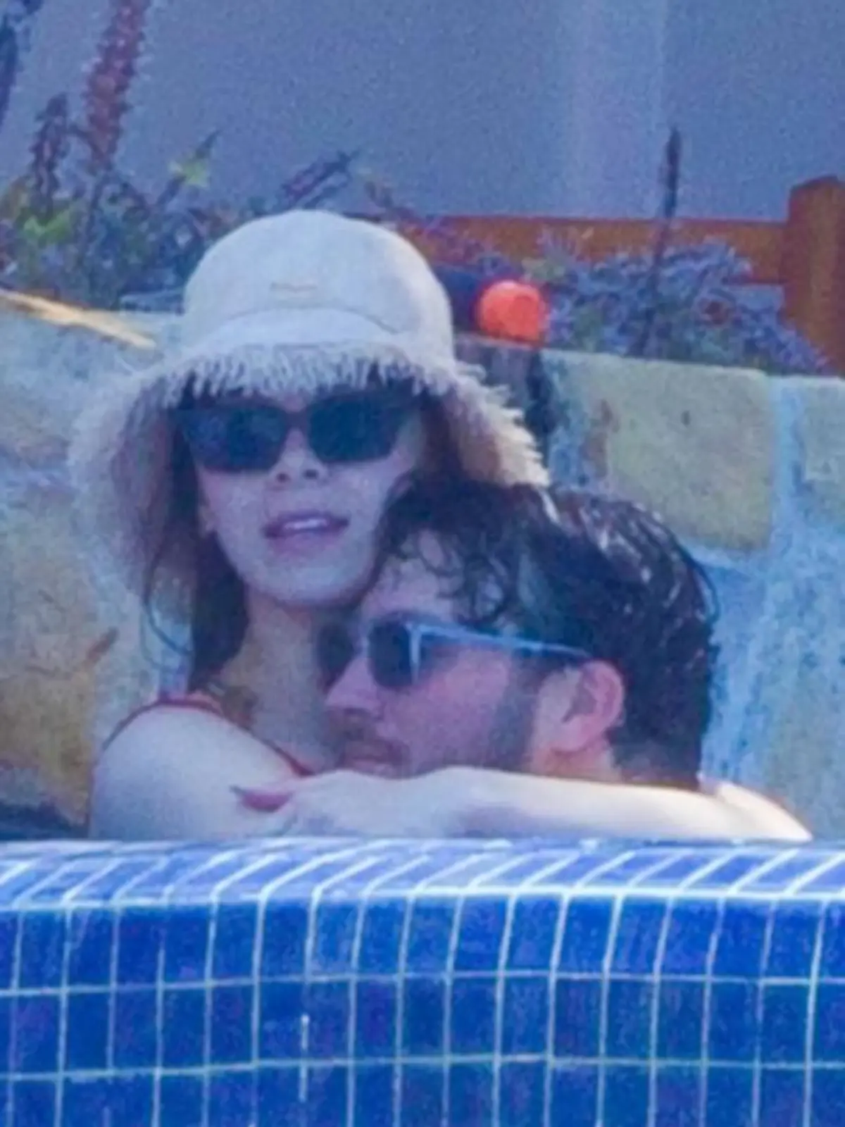 Josh Allen (27) und Hailee Steinfeld (26) im Pool am kuscheln