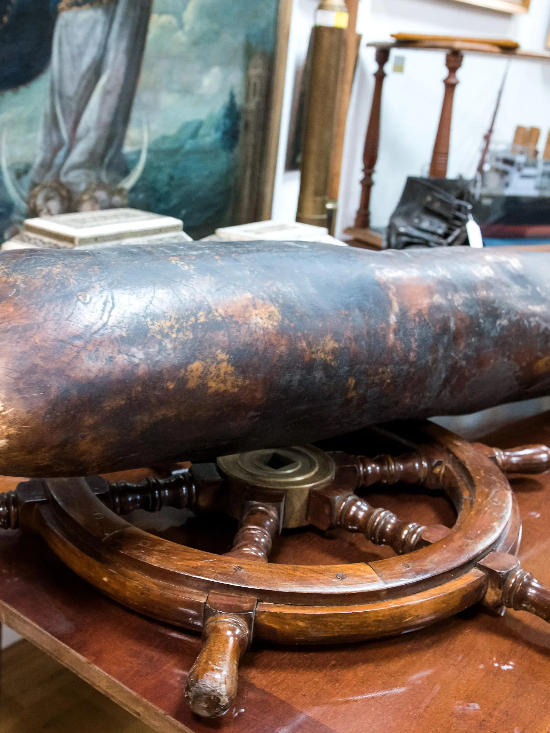 Die rund 1,5 Meter lange Spitze eines Walpenis aus der «Oevelgönner Seekiste» liegt im Aktionshaus Kendzia auf einem Tisch. Am 20.05.2022 werden seltene nautische Exponate aus der Privatsammlung des Hamburger Kapitäns Herbert Lührs in dem Auktionshaus versteigert. (zu dpa «Versteigerung von nautischen Exponaten: Auch Walpenis dabei»)
