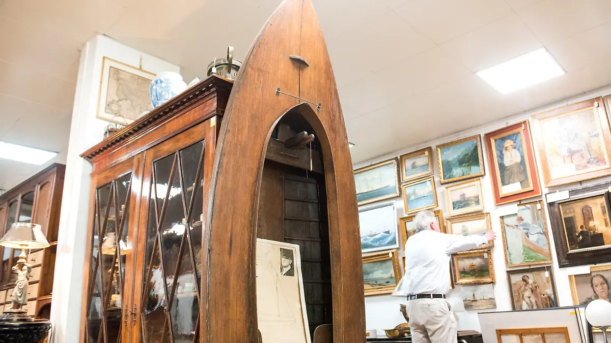 12.05.2022, Hamburg: Eine Jolle aus Holz aus der «Oevelgönner Seekiste» steht im Aktionshaus Kendzia. Am 20.05.2022 werden seltene nautische Exponate aus der Privatsammlung des Hamburger Kapitäns Herbert Lührs in dem Auktionshaus versteigert. (zu dpa «Versteigerung von nautischen Exponaten: Auch Walpenis dabei») Foto: Daniel Bockwoldt/dpa +++ dpa-Bildfunk +++