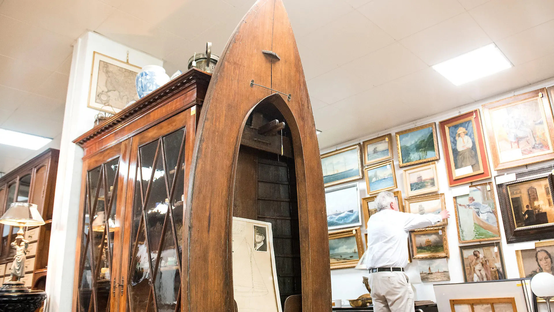12.05.2022, Hamburg: Eine Jolle aus Holz aus der «Oevelgönner Seekiste» steht im Aktionshaus Kendzia. Am 20.05.2022 werden seltene nautische Exponate aus der Privatsammlung des Hamburger Kapitäns Herbert Lührs in dem Auktionshaus versteigert. (zu dpa «Versteigerung von nautischen Exponaten: Auch Walpenis dabei») Foto: Daniel Bockwoldt/dpa +++ dpa-Bildfunk +++
