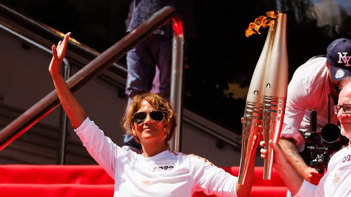 Feuriger Auftritt: Halle Berry trägt Olympische Fackel