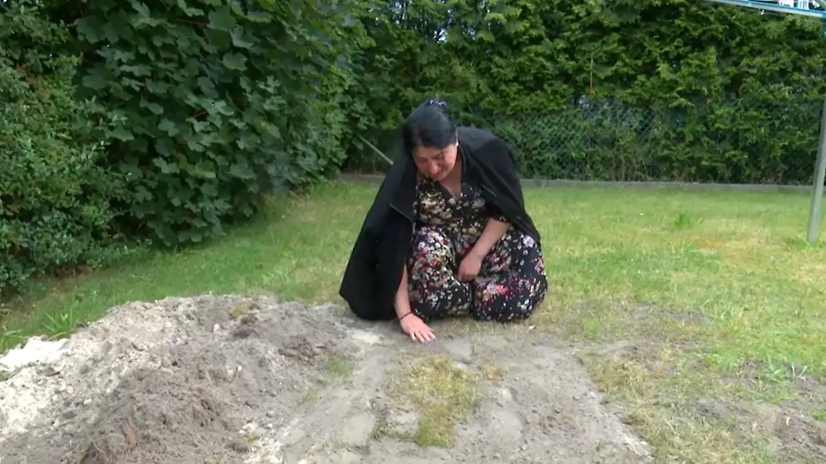 Bei einer Hausdurchsuchung wurde ein Hund getötet und später von seinen Besitzern im Garten vergraben.