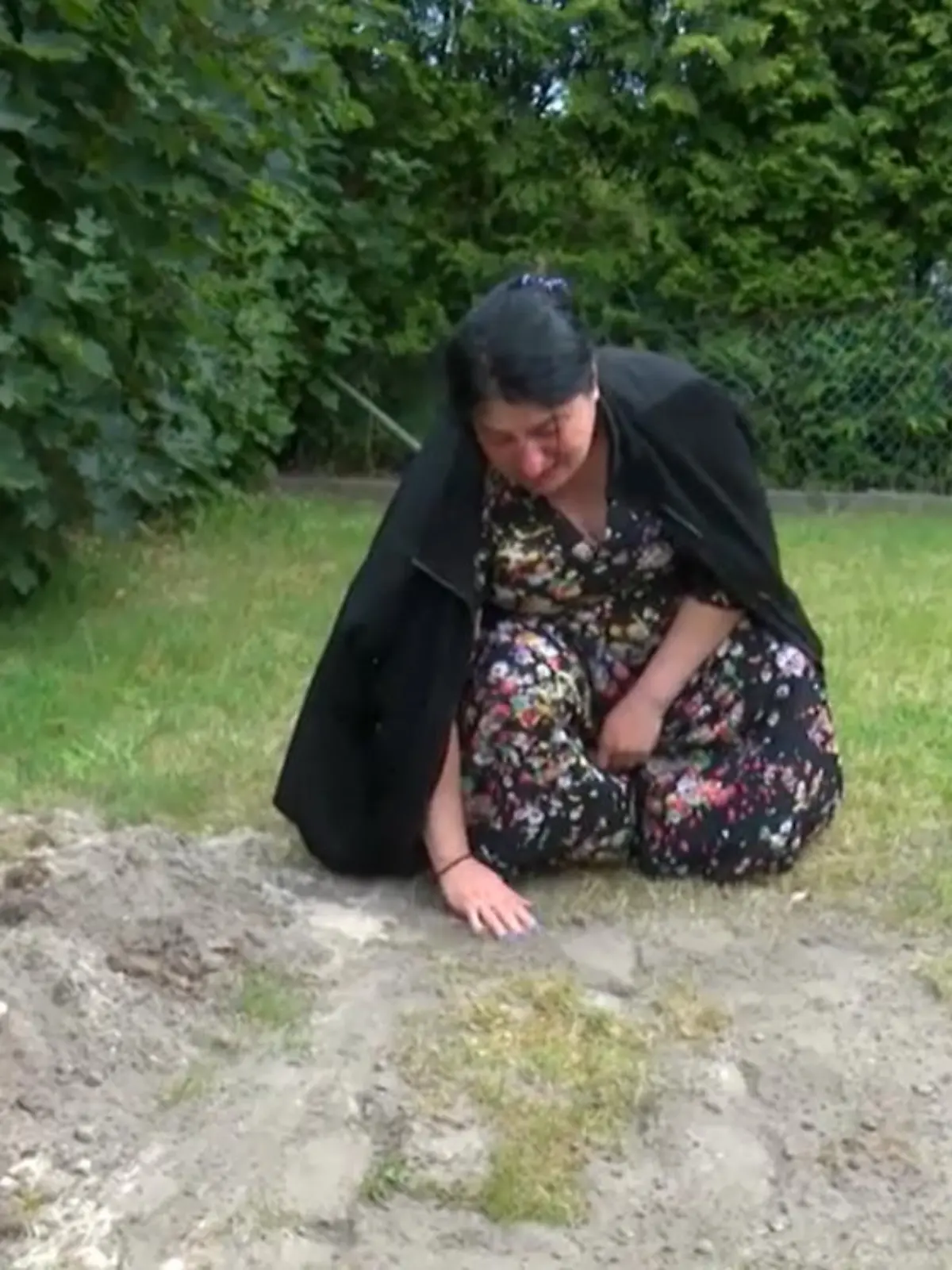 Bei einer Hausdurchsuchung wurde ein Hund getötet und später von seinen Besitzern im Garten vergraben.