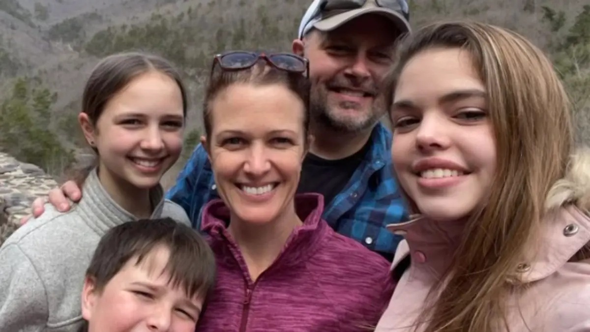Elisabeth Foley mit ihrem Mann Ryan und ihren drei Kindern. Die Kinder sind 17, 15 und 13 Jahre alt. 