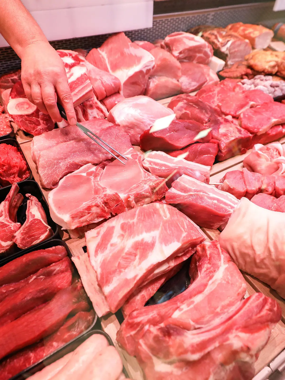ARCHIV - 15.11.2019, Sachsen, Leipzig: Schweinefleisch und Rindfleisch liegen in einer Fleischtheke in einem Supermarkt. Supermarktkunden sollen beim Schnitzel leichter erkennen, wie gut es das Schwein im Stall hatte. (zu dpa: «Zwei neue Verbraucher-Logos - Gibt der Bundesrat grünes Licht?») Foto: Jan Woitas/dpa-Zentralbild/dpa +++ dpa-Bildfunk +++