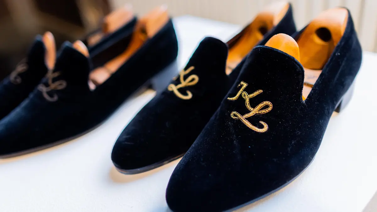 26.04.2022, Nordrhein-Westfalen, Köln: Zwei Paar John Lobb Samt Slipper mit gesticktem Monogram «KL» (Schuhgröße 43) sind im Rahmen der Pressevorbesichtigung vor der Versteigerung des dritten Teils des Nachlasses des Modeschöpfers Karl Lagerfeld im Auktionshaus Sotheby's zu sehen. Die Auktion findet am 04. Mai in Köln statt. Foto: Rolf Vennenbernd/dpa +++ dpa-Bildfunk +++