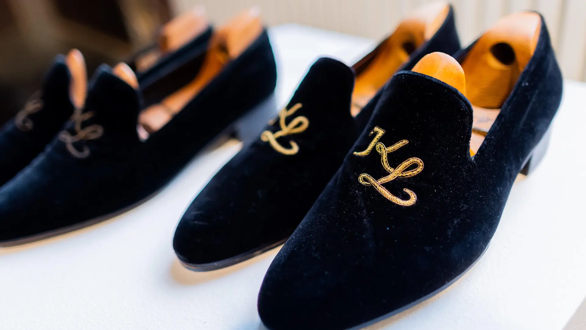 26.04.2022, Nordrhein-Westfalen, Köln: Zwei Paar John Lobb Samt Slipper mit gesticktem Monogram «KL» (Schuhgröße 43) sind im Rahmen der Pressevorbesichtigung vor der Versteigerung des dritten Teils des Nachlasses des Modeschöpfers Karl Lagerfeld im Auktionshaus Sotheby's zu sehen. Die Auktion findet am 04. Mai in Köln statt. Foto: Rolf Vennenbernd/dpa +++ dpa-Bildfunk +++