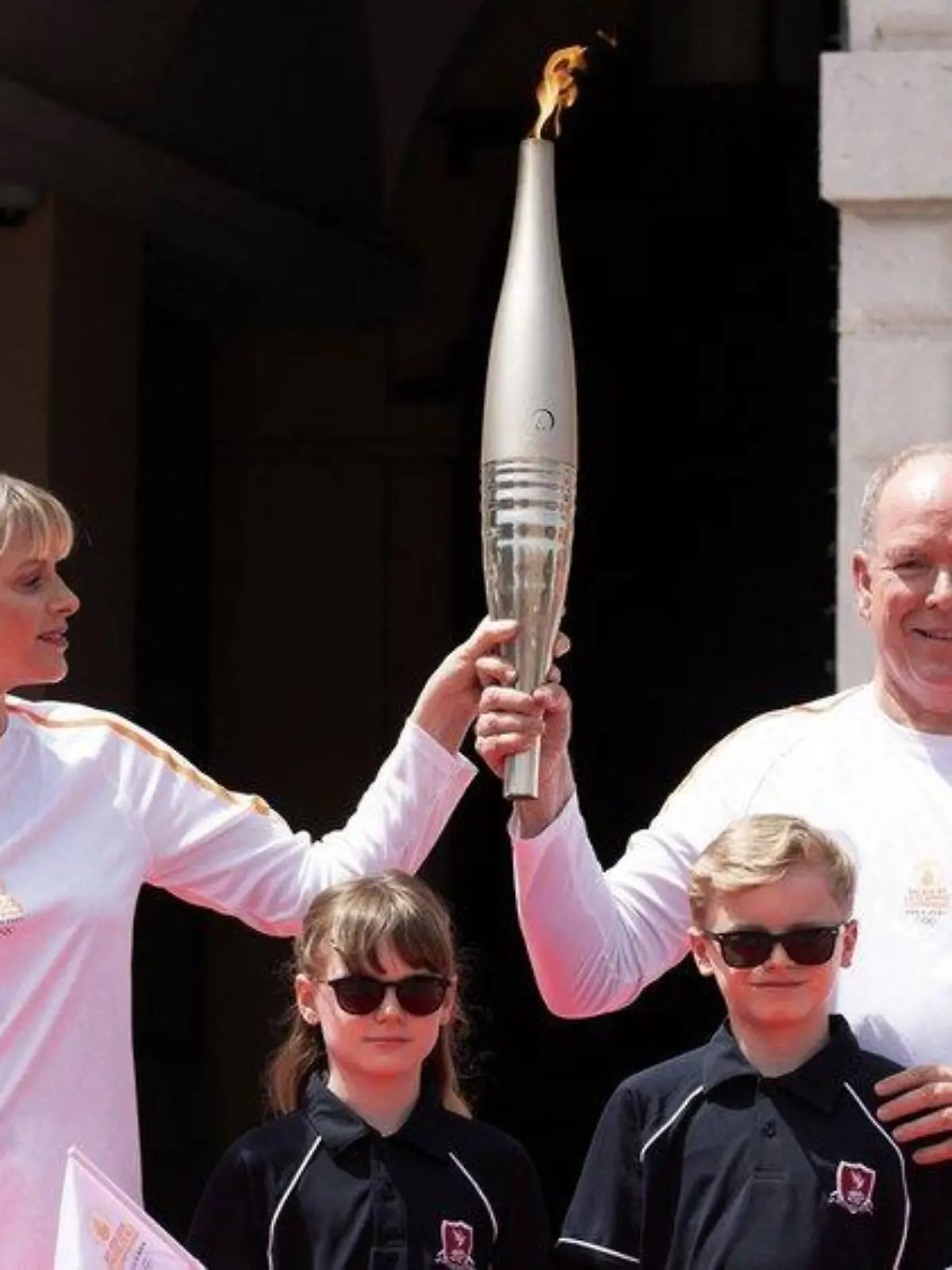 Olympia 2024: Albert und Charlène als feurige Fackelträger