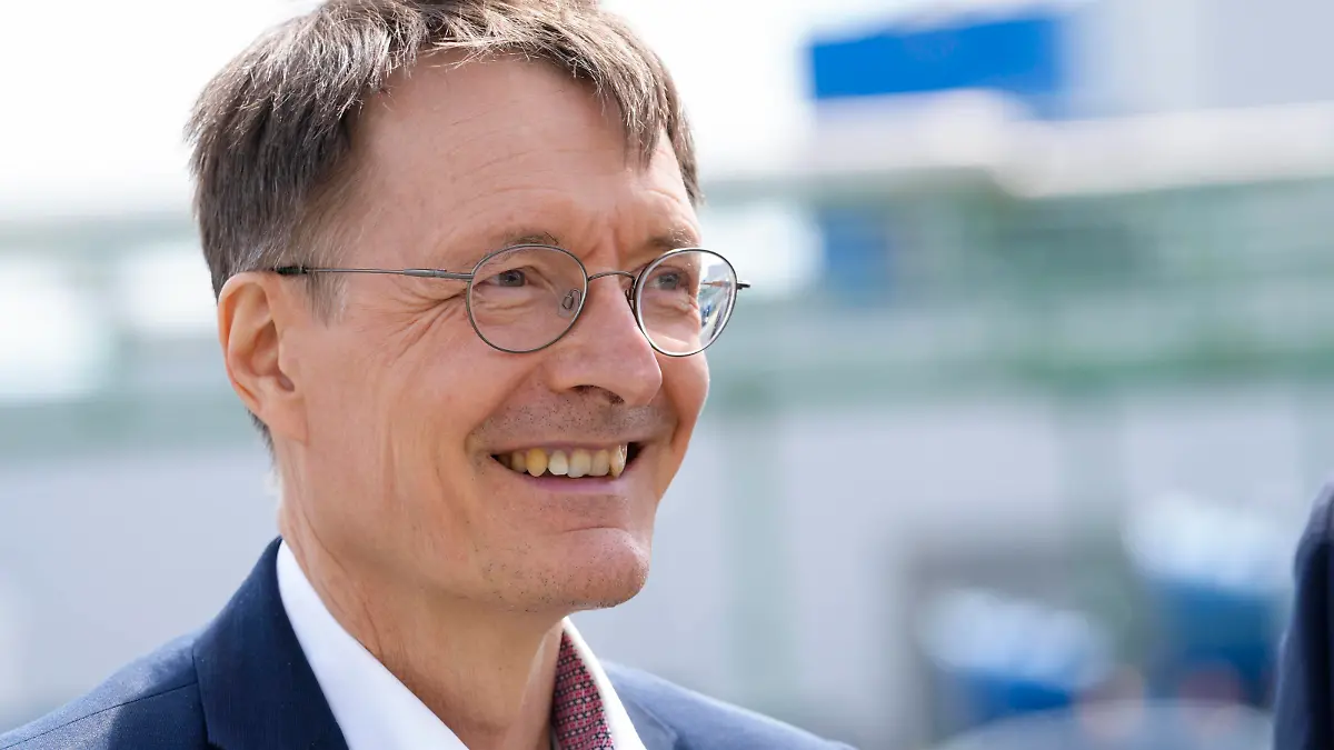  Bundeskanzler beim Richtfest SOLIDA-1 im Chempark Leverkusen Aktuell, 13.05.2022, Leverkusen, Bundesgesundheitsminister Karl Lauterbach im Portrait beim Richtfest der Bayer AG im Chempark Leverkusen zur Eroeffnung der neuen Arzneimittelproduktionsanlage SOLIDA-1 Leverkusen Nordrhein-Westfalen Deutschland *** Chancellor at the topping-out ceremony SOLIDA 1 in Chempark Leverkusen Current, 13 05 2022, Leverkusen, Federal Minister of Health Karl Lauterbach in portrait at the topping-out ceremony of Bayer AG in Chempark Leverkusen for the opening of the new drug production plant SOLIDA 1 Leverkusen North Rhine Westphalia Germany