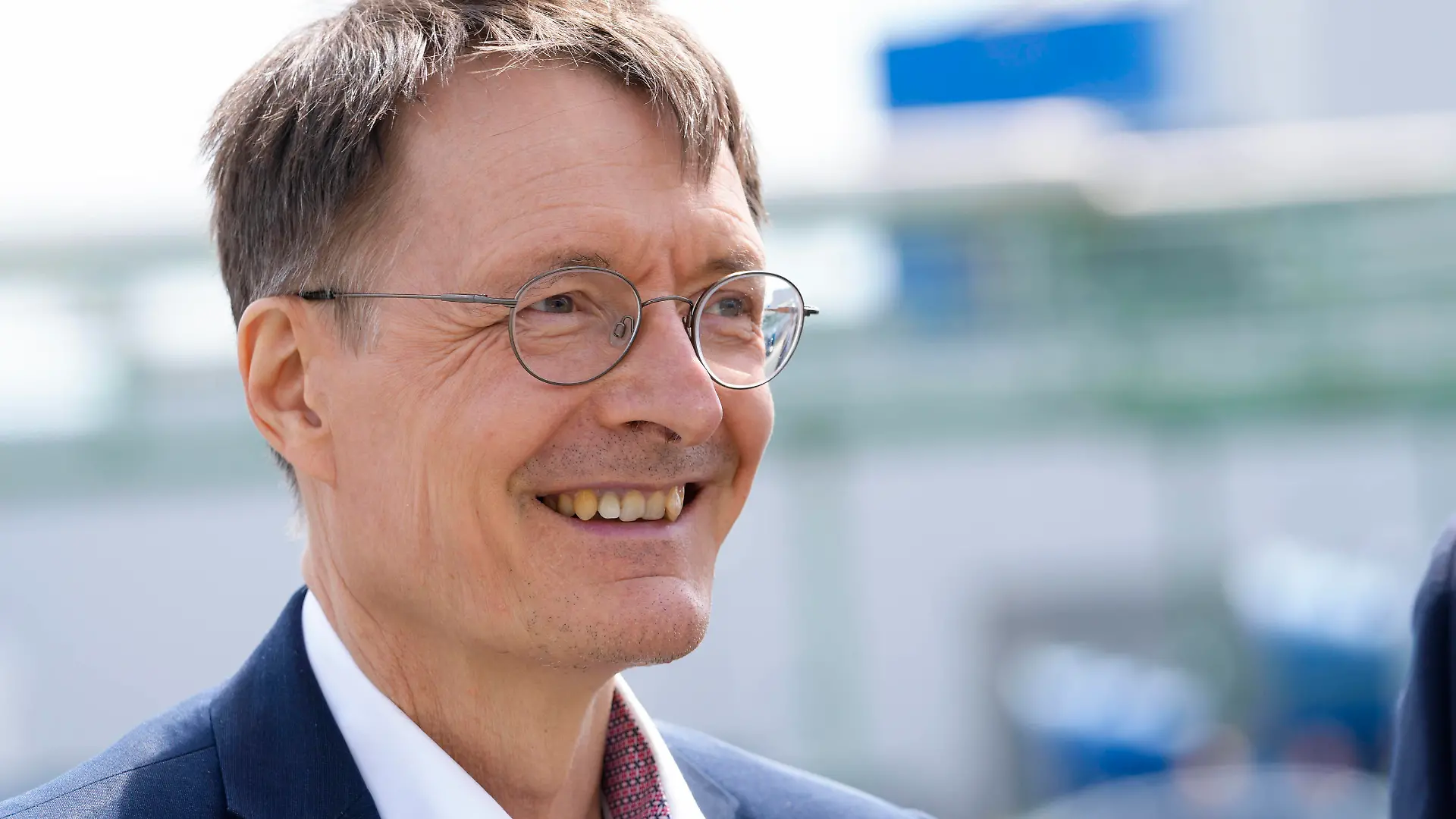  Bundeskanzler beim Richtfest SOLIDA-1 im Chempark Leverkusen Aktuell, 13.05.2022, Leverkusen, Bundesgesundheitsminister Karl Lauterbach im Portrait beim Richtfest der Bayer AG im Chempark Leverkusen zur Eroeffnung der neuen Arzneimittelproduktionsanlage SOLIDA-1 Leverkusen Nordrhein-Westfalen Deutschland *** Chancellor at the topping-out ceremony SOLIDA 1 in Chempark Leverkusen Current, 13 05 2022, Leverkusen, Federal Minister of Health Karl Lauterbach in portrait at the topping-out ceremony of Bayer AG in Chempark Leverkusen for the opening of the new drug production plant SOLIDA 1 Leverkusen North Rhine Westphalia Germany