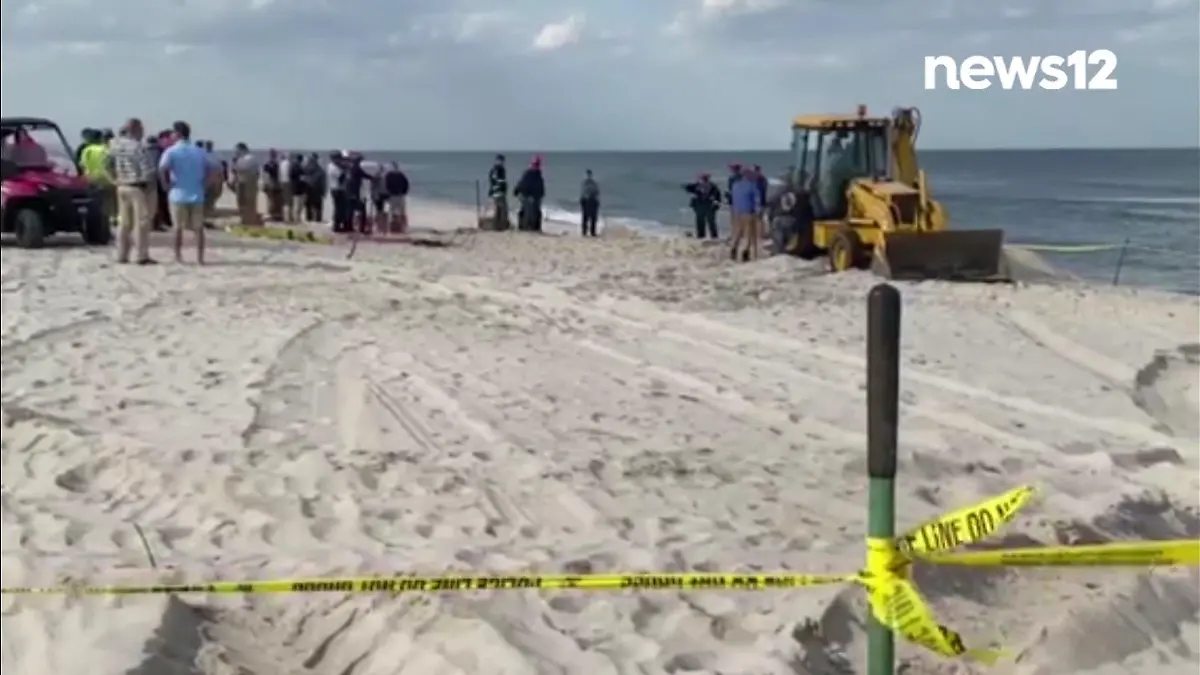 Zwei Jugendliche stürzten in Toms River ein ein Sandloch ein.