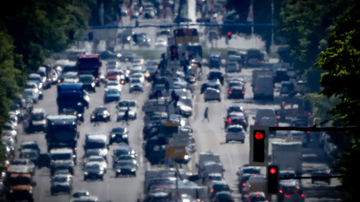 Tausende Autos stecken in einem Stau fest.