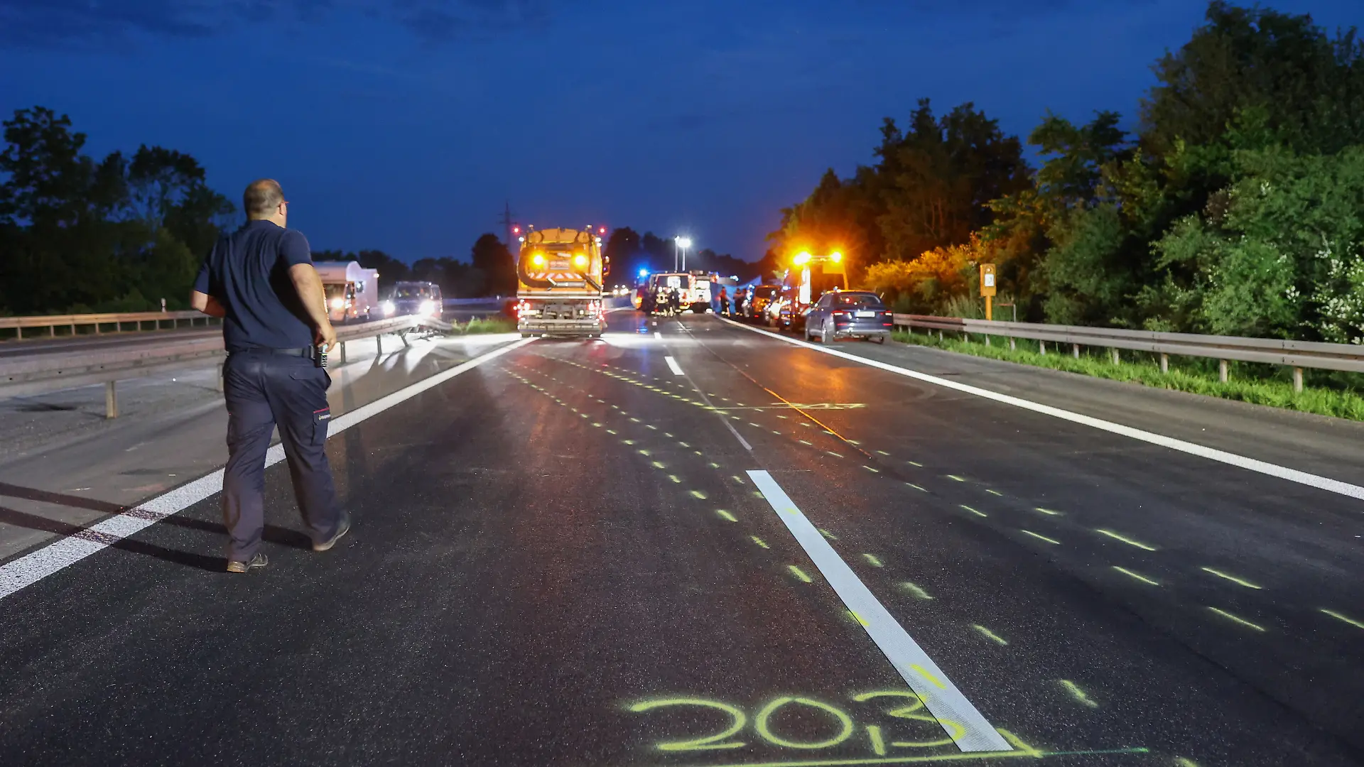 Eine Unfallstelle auf einer Autobahn. 