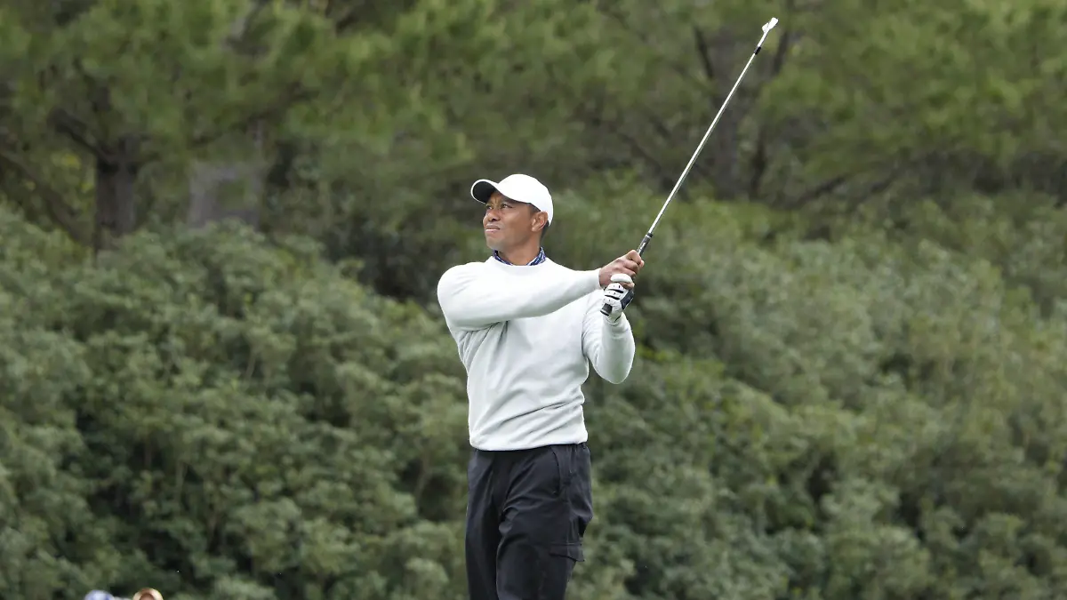  Tiger Woods hits his second shot from the fairway on the 1st hole on the third day of the Masters golf tournament at Augusta National Golf Club in Augusta, Georgia on Saturday, April 9, 2022. PUBLICATIONxINxGERxSUIxAUTxHUNxONLY AUG20220409501 BOBxSTRONG