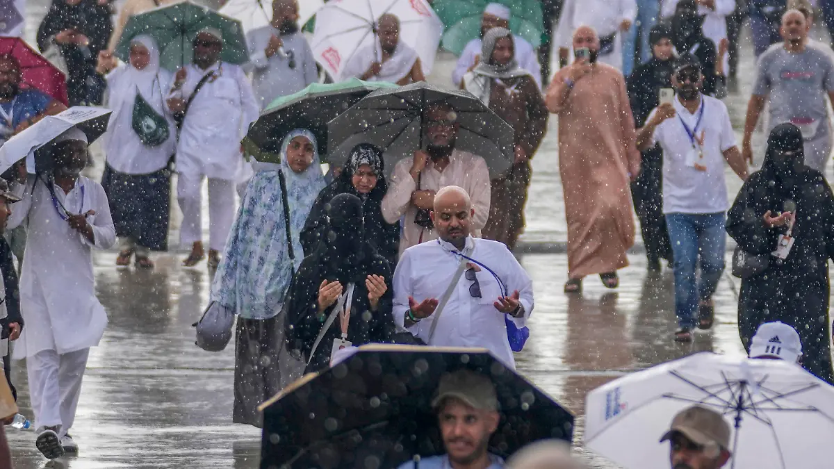17.06.2024, Saudi-Arabien, Mekka: Muslimische Pilger kommen an, um bei der symbolischen Steinigung des Teufels, dem letzten Ritus der jährlichen Hadsch, Steine an Säulen zu werfen. Foto: Rafiq Maqbool/AP/dpa +++ dpa-Bildfunk +++