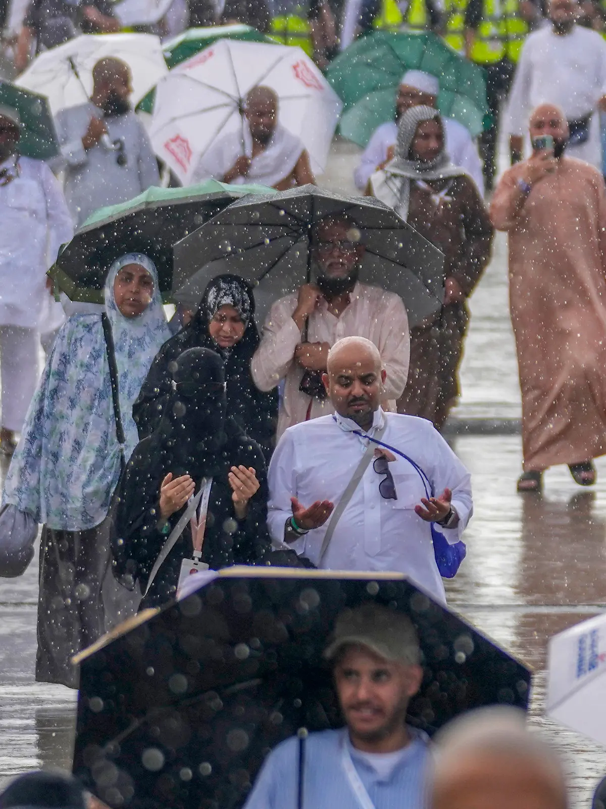 17.06.2024, Saudi-Arabien, Mekka: Muslimische Pilger kommen an, um bei der symbolischen Steinigung des Teufels, dem letzten Ritus der jährlichen Hadsch, Steine an Säulen zu werfen. Foto: Rafiq Maqbool/AP/dpa +++ dpa-Bildfunk +++