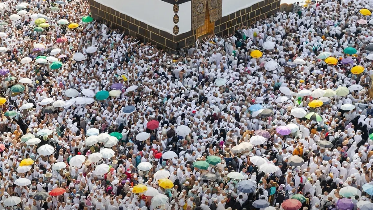 18.06.2024, Saudi-Arabien, Mekka: Muslimische Pilger umrunden die Kaaba, das heiligste Heiligtum des Islam, in der Großen Moschee während der Hadsch. Muslime aus aller Welt versammeln sich in Mekka zur jährlichen Hadsch-Pilgerfahrt, einer der fünf Säulen des Islam, die alle erwachsenen Muslime mindestens einmal im Leben absolvieren sollten. Sie findet im letzten Monat des islamischen Kalenders statt. Foto: -/Saudi Press Agency/dpa +++ dpa-Bildfunk +++
