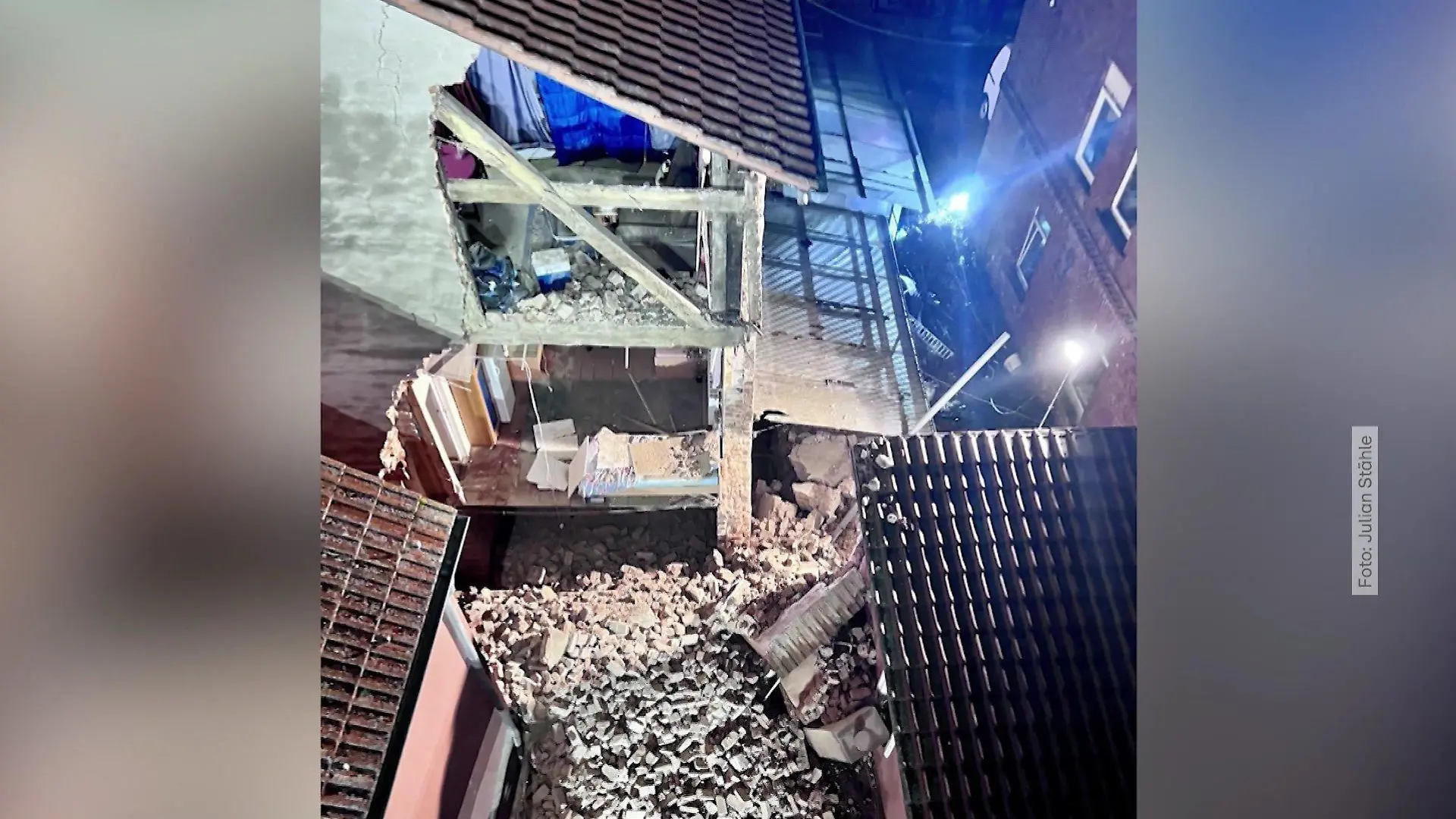 Dieses vierstöckige Haus in Brandenburg stürzt während eines schweren Unwetters teilweise ein. Der Einsturz ereignet sich Dienstagnacht (18. Juni).