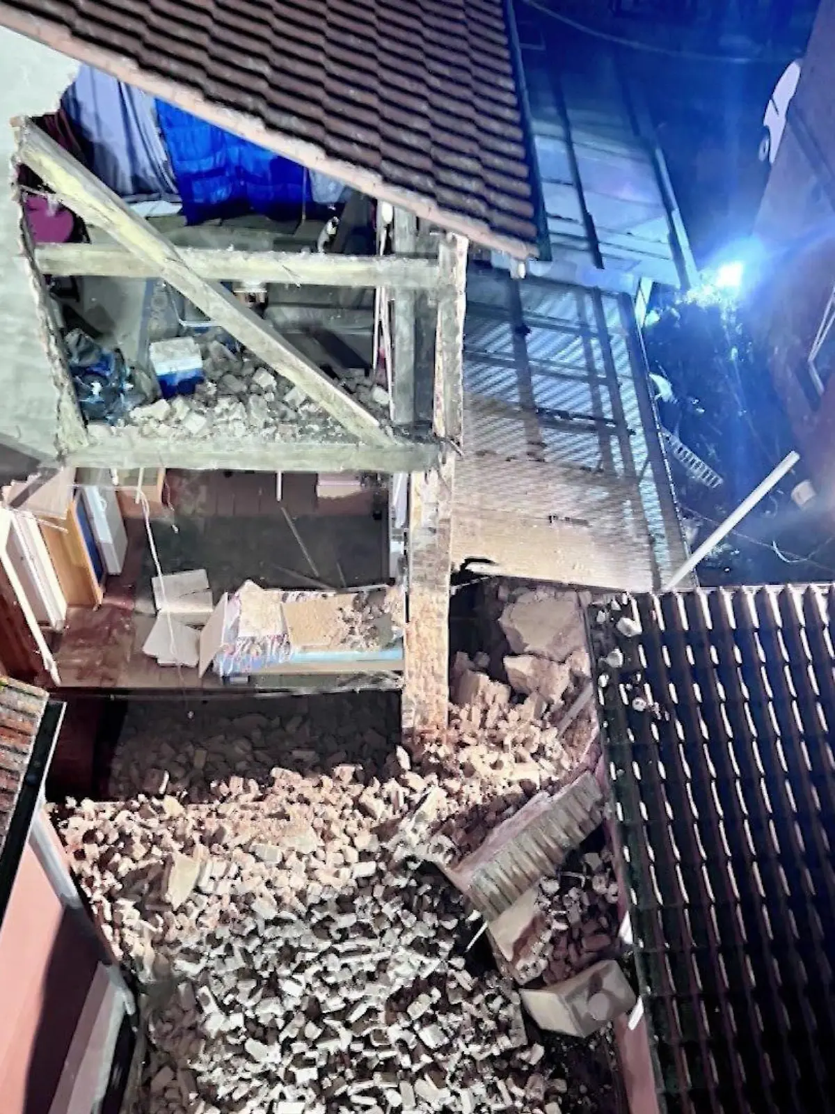 Dieses vierstöckige Haus in Brandenburg stürzt während eines schweren Unwetters teilweise ein. Der Einsturz ereignet sich Dienstagnacht (18. Juni).
