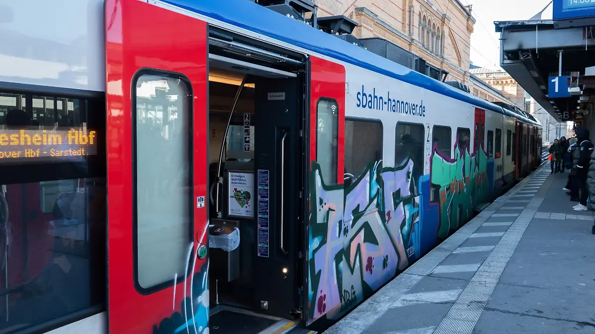 Eine S-Bahn in Hannover steht am Bahnsteig.