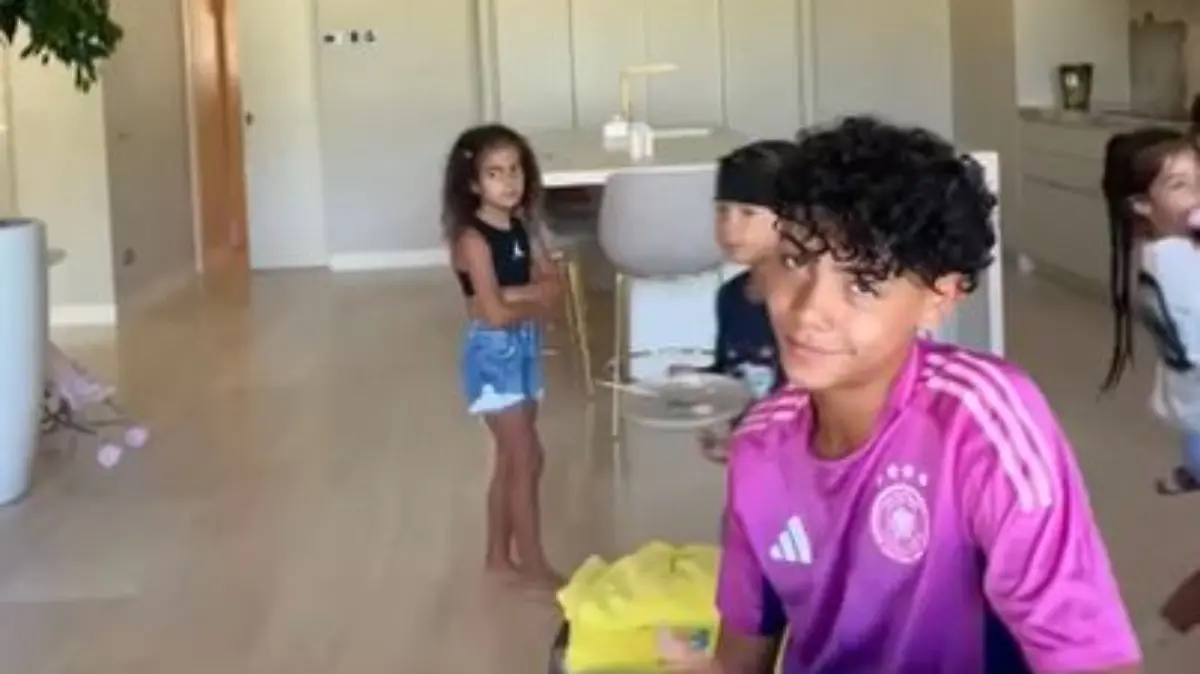 Sohn von Cristiano Ronaldo im pinken DFB-Trikot.