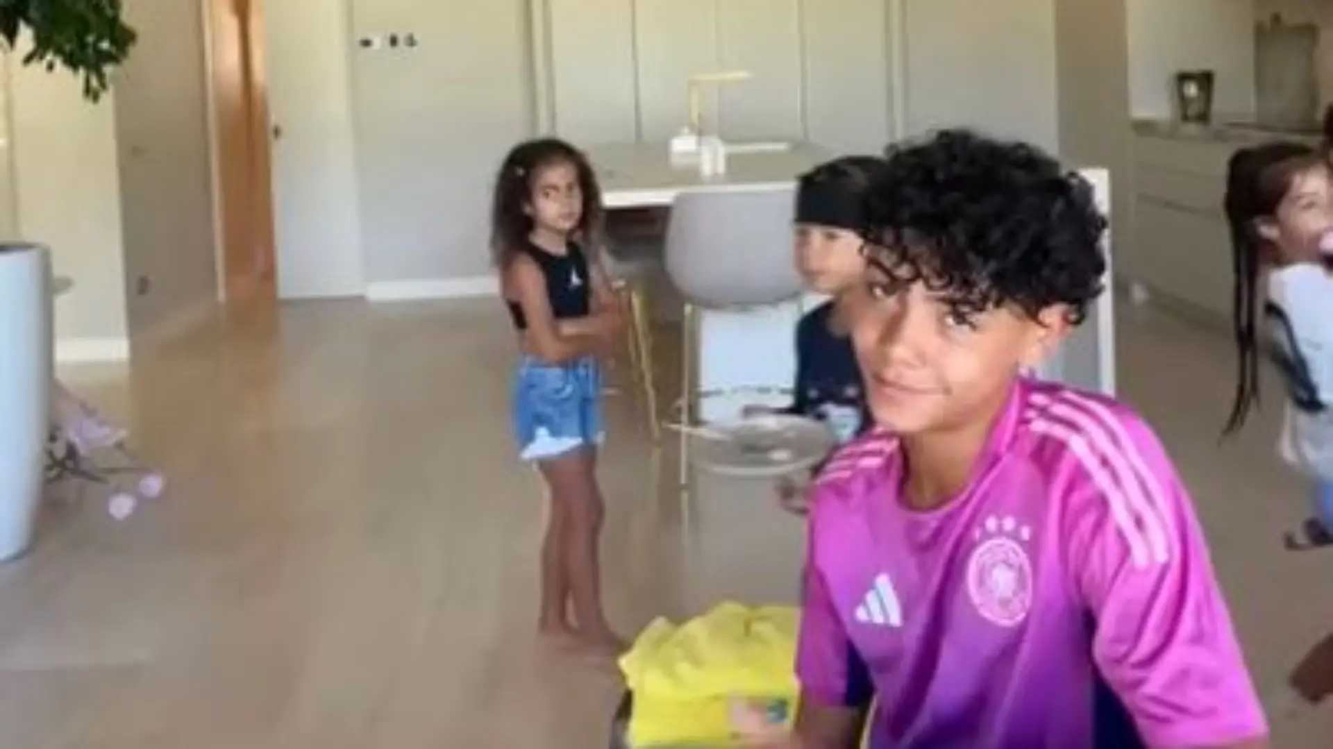 Sohn von Cristiano Ronaldo im pinken DFB-Trikot.