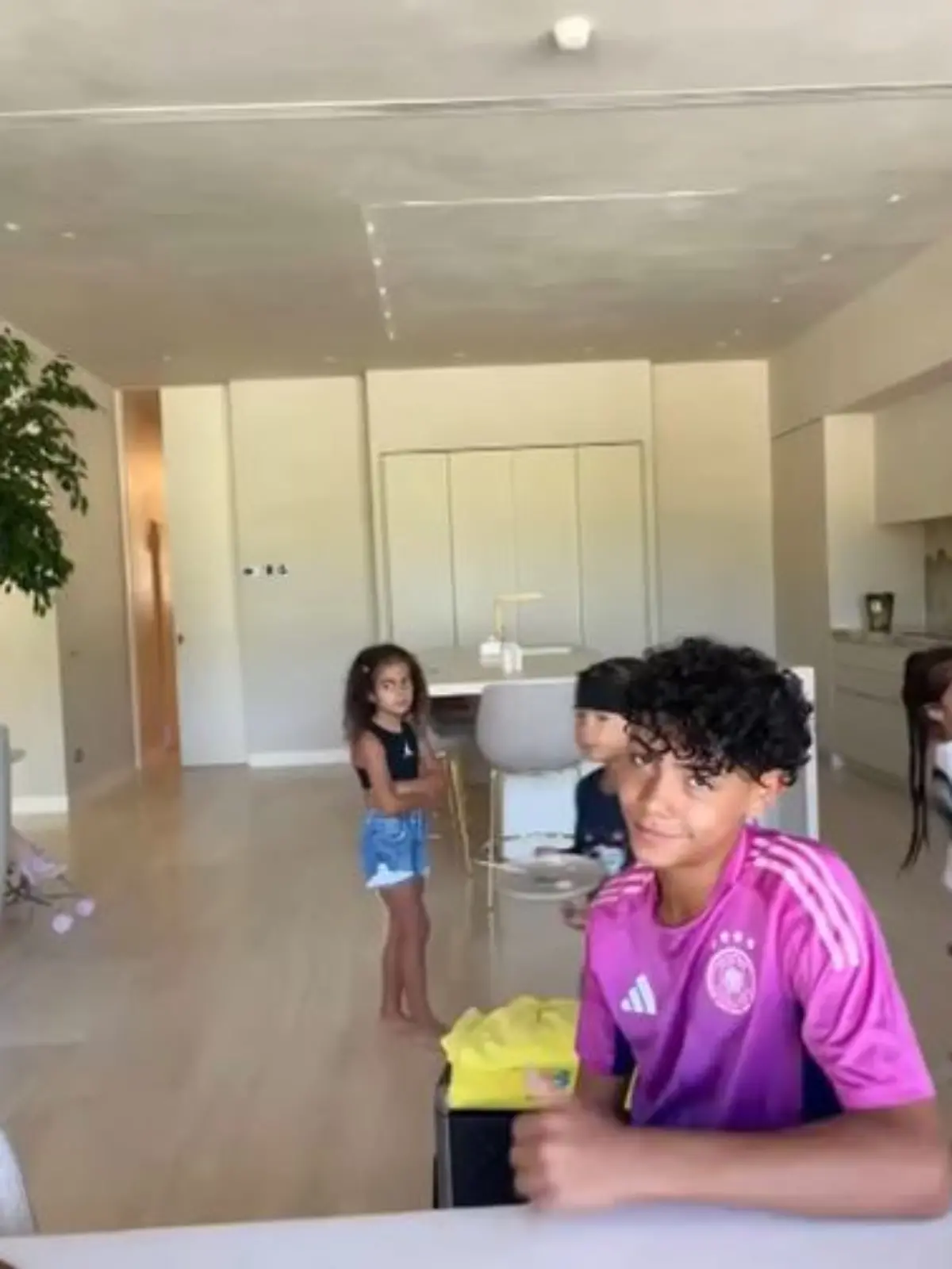 Sohn von Cristiano Ronaldo im pinken DFB-Trikot.