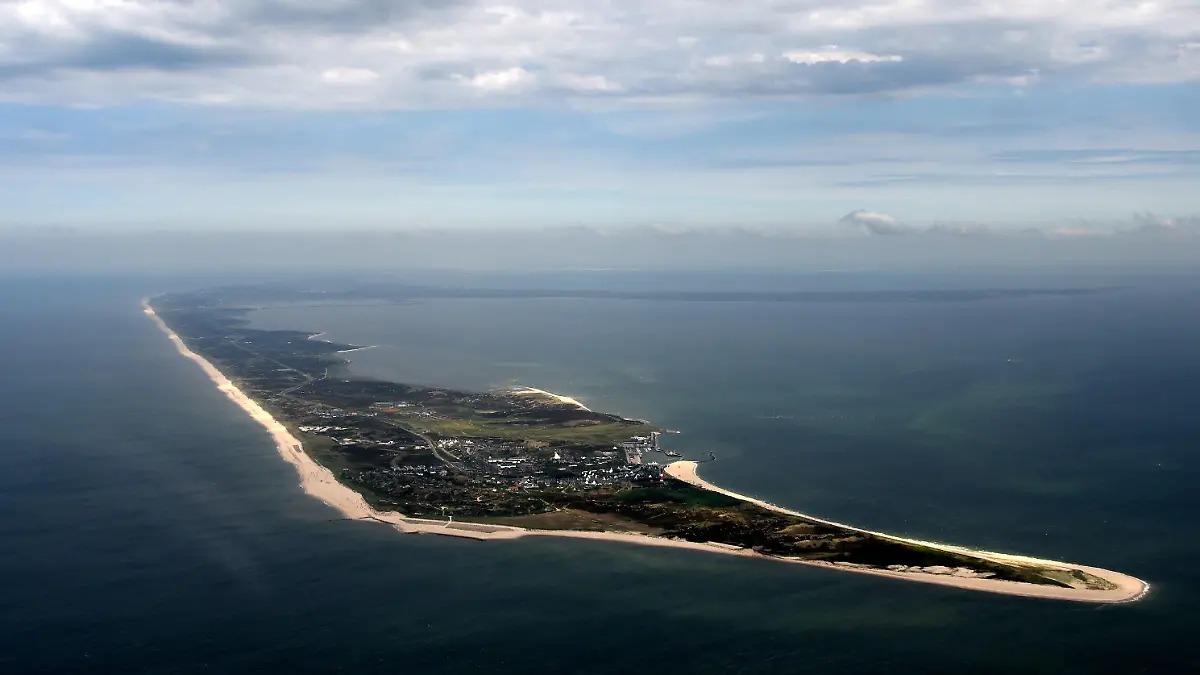 ARCHIV - 27.05.2014, Schleswig-Holstein, Sylt: Die Luftaufnahme zeigt die Südspitze der Nordsee-Insel Sylt. Die Insel sucht nach einem Weg, um als Urlaubsdestination und Heimatort attraktiv zu sein. (zu dpa: «Zwischen Heimat- und Urlaubsinsel - findet Sylt einen Weg?») Foto: picture alliance / dpa +++ dpa-Bildfunk +++