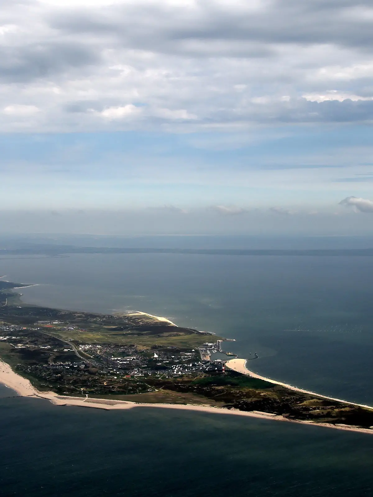 ARCHIV - 27.05.2014, Schleswig-Holstein, Sylt: Die Luftaufnahme zeigt die Südspitze der Nordsee-Insel Sylt. Die Insel sucht nach einem Weg, um als Urlaubsdestination und Heimatort attraktiv zu sein. (zu dpa: «Zwischen Heimat- und Urlaubsinsel - findet Sylt einen Weg?») Foto: picture alliance / dpa +++ dpa-Bildfunk +++
