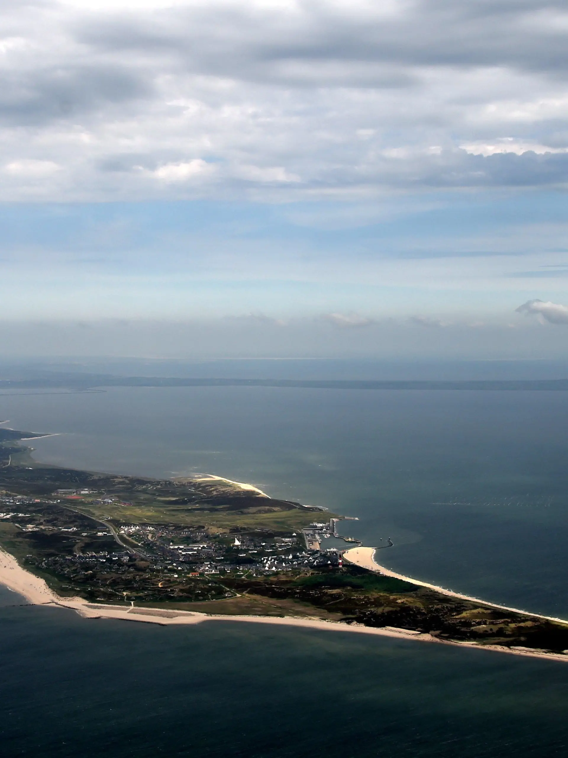 ARCHIV - 27.05.2014, Schleswig-Holstein, Sylt: Die Luftaufnahme zeigt die Südspitze der Nordsee-Insel Sylt. Die Insel sucht nach einem Weg, um als Urlaubsdestination und Heimatort attraktiv zu sein. (zu dpa: «Zwischen Heimat- und Urlaubsinsel - findet Sylt einen Weg?») Foto: picture alliance / dpa +++ dpa-Bildfunk +++