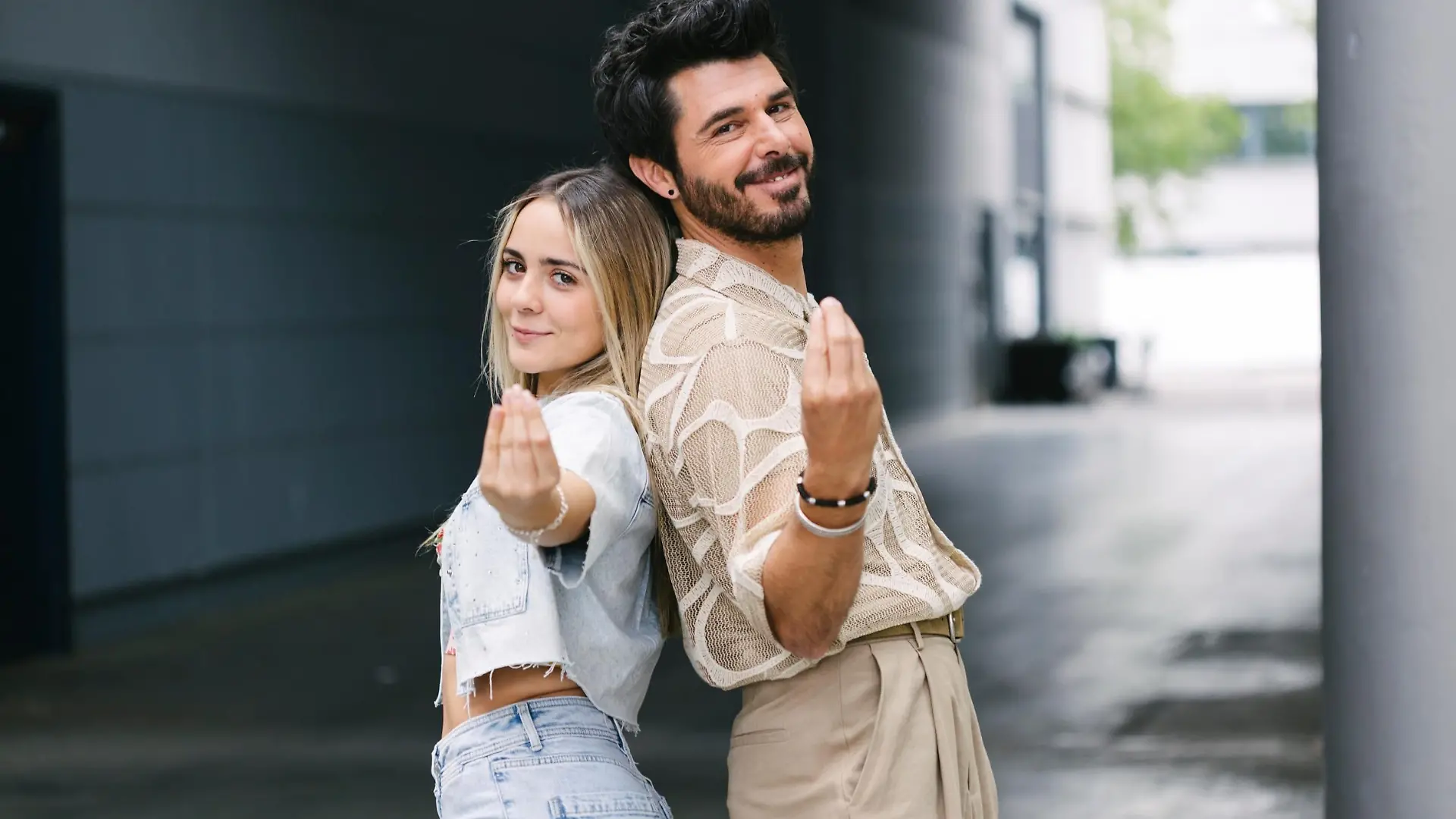 Neu bei AWZ: Valea (Antonia Kolano) und ihr Vater Matteo (Riccardo Angelini)