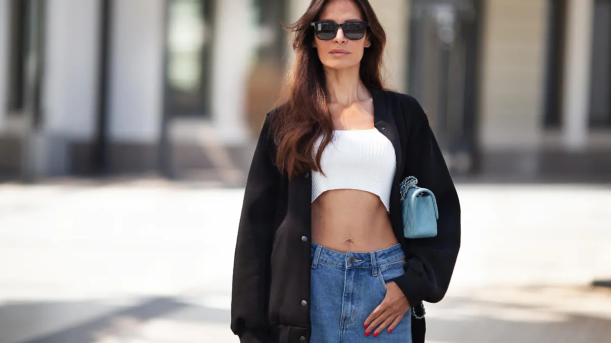 Frau trägt Hüfthose und Sonnenbrille