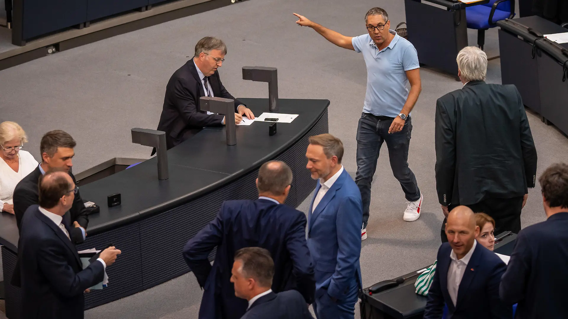 07.07.2023, Berlin: Michael Schrodi (SPD) läuft brüllend durch den Plenarsaal in Richtung Union und kassiert dafür ein Ordnungsgeld in der letzten Sitzung vor der Sommerpause im Bundestag. Foto: Michael Kappeler/dpa +++ dpa-Bildfunk +++