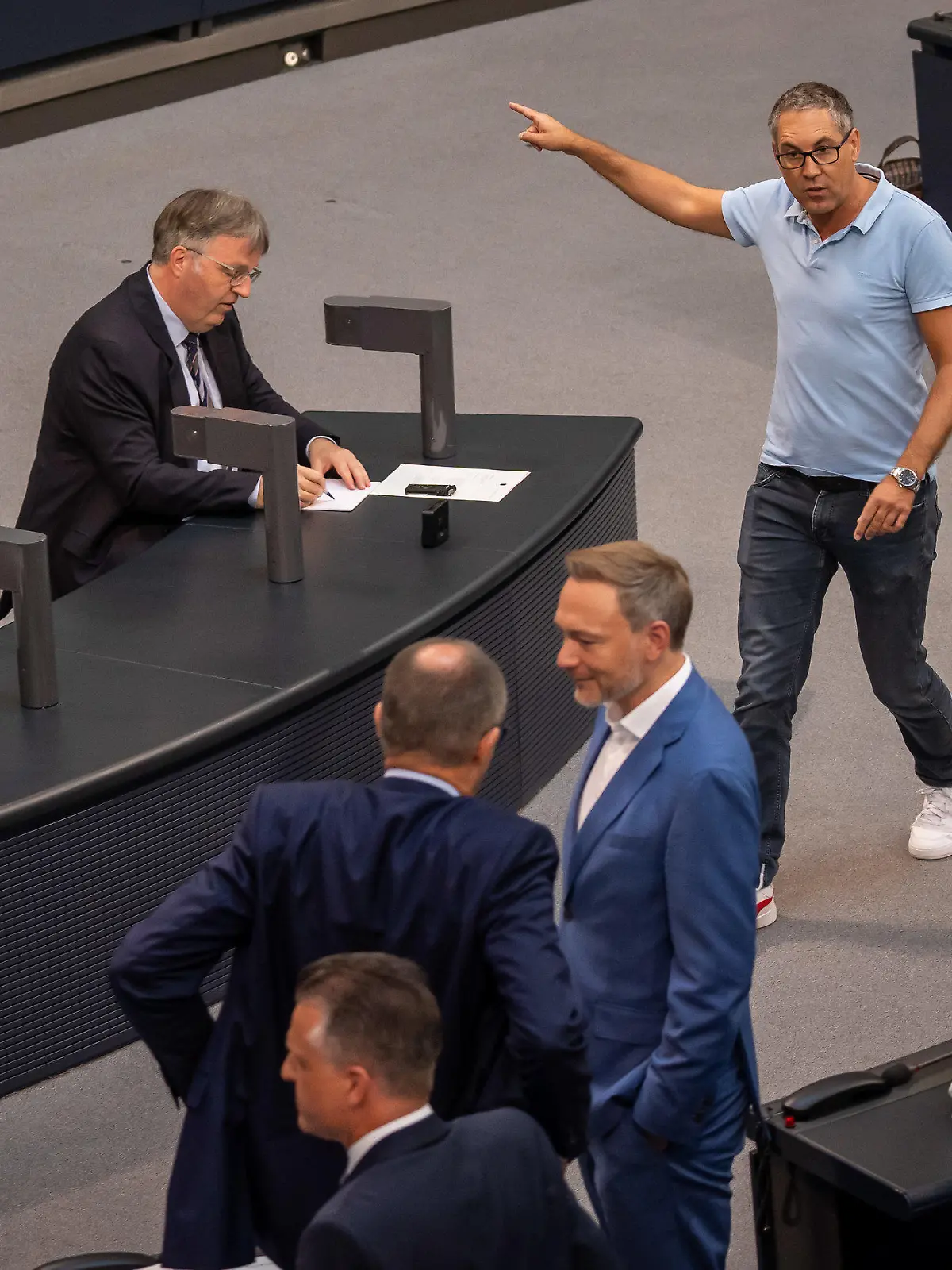 07.07.2023, Berlin: Michael Schrodi (SPD) läuft brüllend durch den Plenarsaal in Richtung Union und kassiert dafür ein Ordnungsgeld in der letzten Sitzung vor der Sommerpause im Bundestag. Foto: Michael Kappeler/dpa +++ dpa-Bildfunk +++
