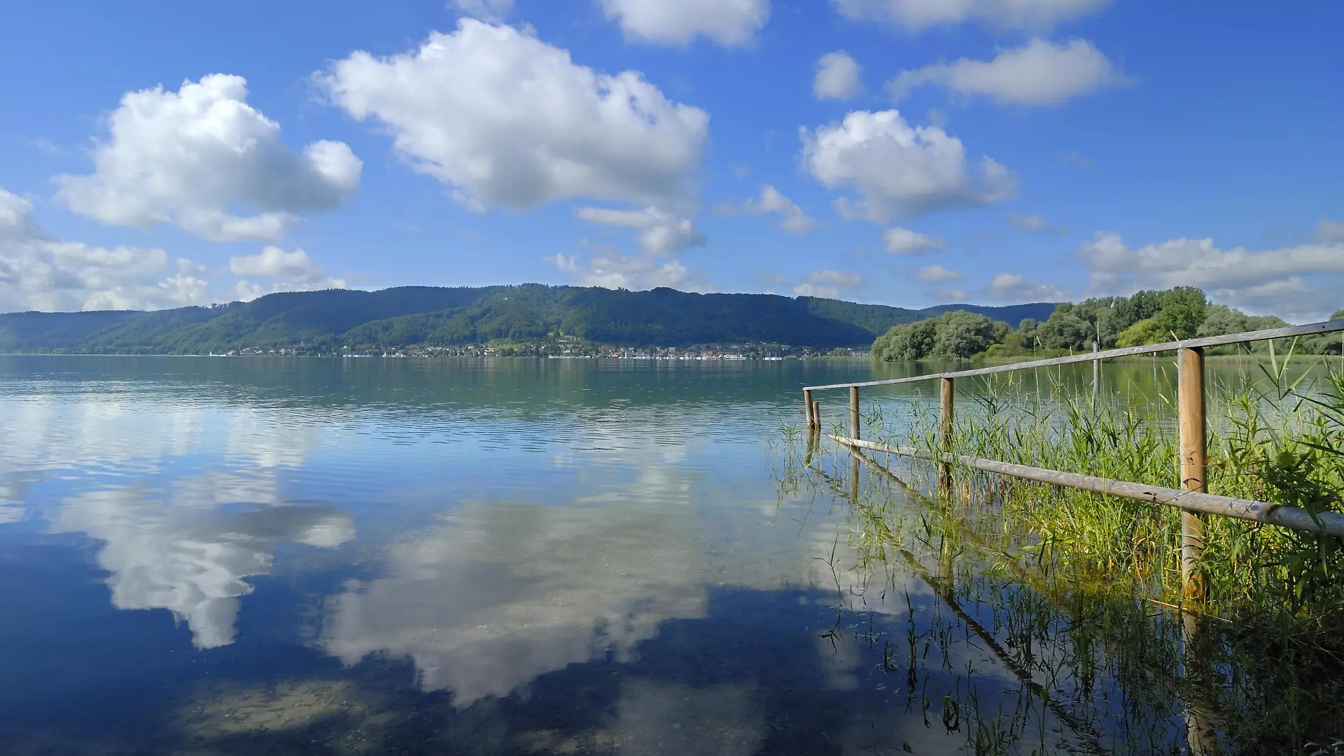 Blick über den Bodensee nach Bodman-Ludwigshafen, Baden-Württemberg, Deutschland, Europa., Europa | Verwendung weltweit, Keine Weitergabe an Wiederverkäufer.