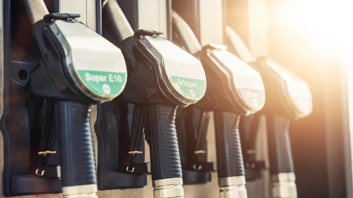 deutsche Tankstelle, Zapfsäule für Benzin und Diesel zum befüllen von Kraftstoff in ein Fahrzeug FOTOMONTAGE