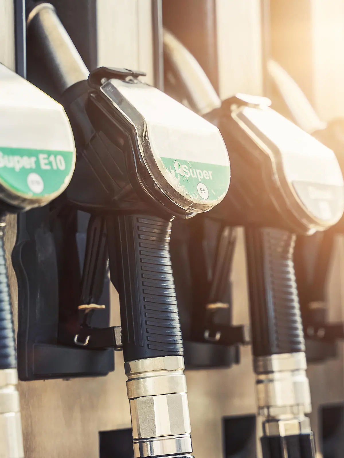 deutsche Tankstelle, Zapfsäule für Benzin und Diesel zum befüllen von Kraftstoff in ein Fahrzeug FOTOMONTAGE