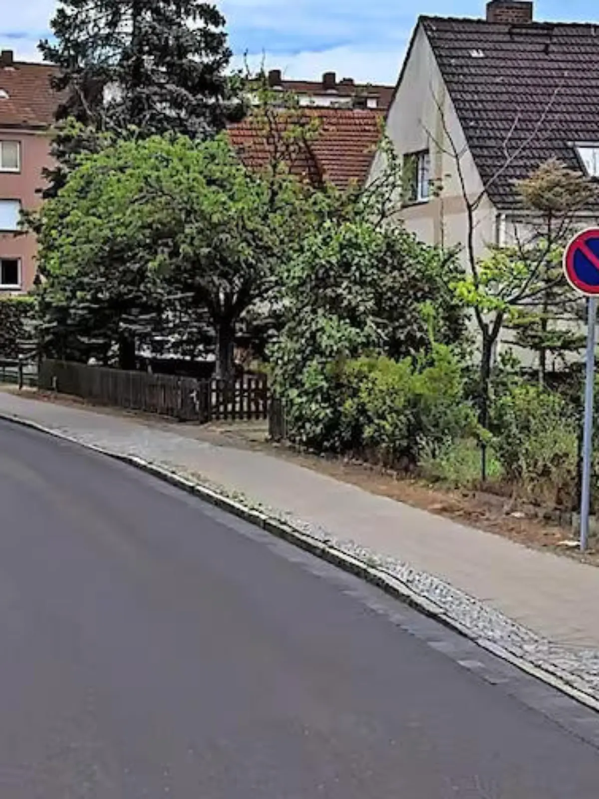 In der Kirschenallee in Neustrelitz  haben Unbekannte versucht,, einen Jungen in ihr Auto zu locken. (hier ein Screenshot aus dem Apple Kartendienst).