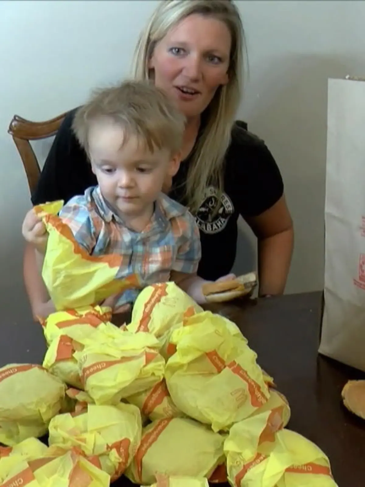 In Texas hat ein Zweijähriger auf eigene Faust 31 Burger über das ungesperrte Handy seiner Mutter bestellt. Nicht nur die Bestellung war großzügig, auch das Trinkgeld für den Lieferanten.