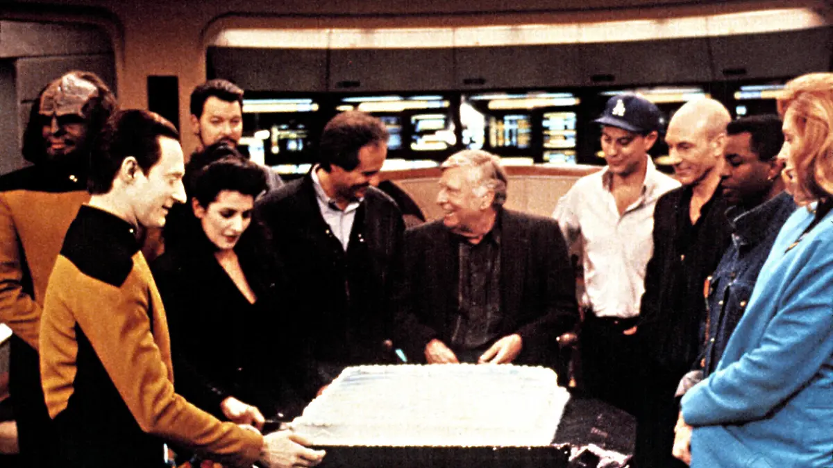 STAR TREK: THE NEXT GENERATION, 1987-94, Creator & Executive Producers, Gene Roddenberry, Rick Berman & Michael Piller, & the cast celebrate the 100th episode, Redemption-Pt.1 aired 6/17/91. Paramount/Courtesy: Everett Collection. Paramount/Courtesy Everett Collection ACHTUNG AUFNAHMEDATUM GESCHÄTZT PUBLICATIONxINxGERxSUIxAUTxONLY Copyright: xParamount/CourtesyxEverettxCollectionx TSDSTTR PA063