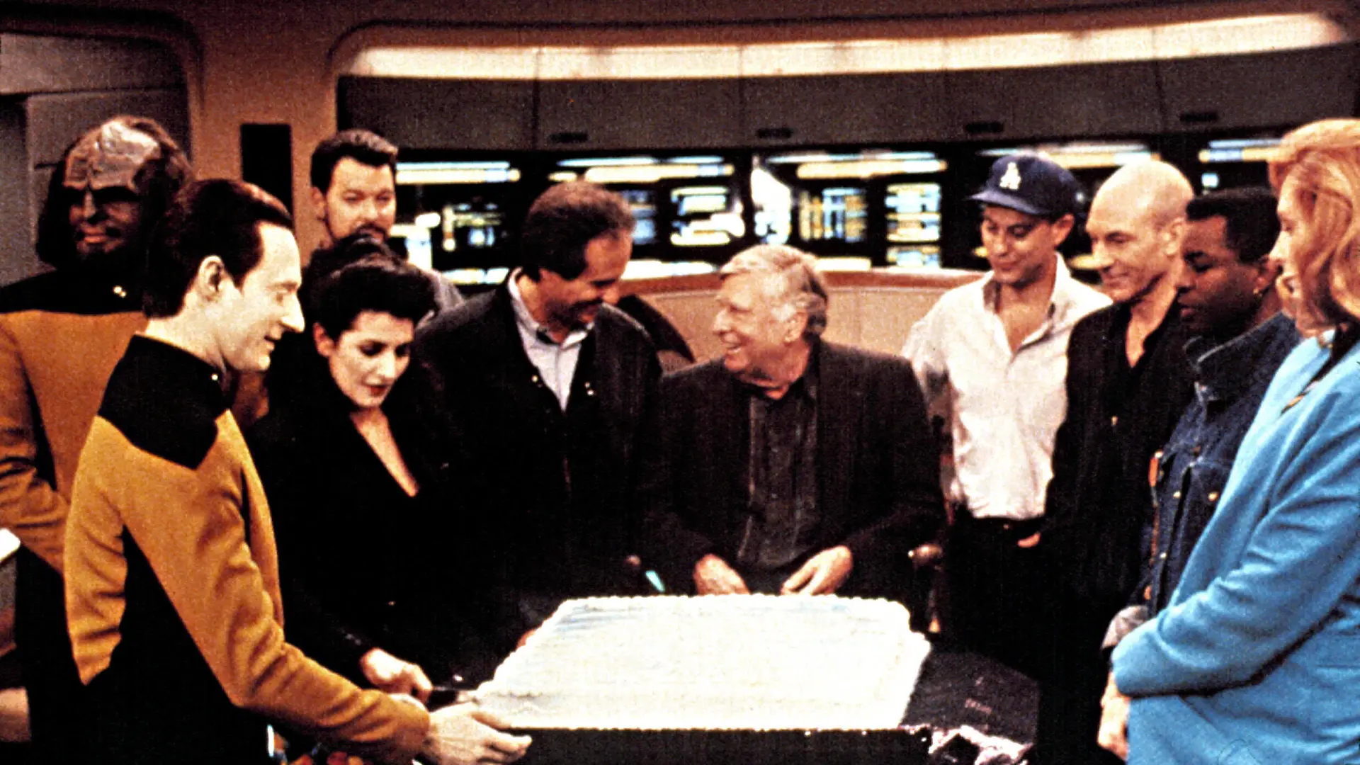 STAR TREK: THE NEXT GENERATION, 1987-94, Creator & Executive Producers, Gene Roddenberry, Rick Berman & Michael Piller, & the cast celebrate the 100th episode, Redemption-Pt.1 aired 6/17/91. Paramount/Courtesy: Everett Collection. Paramount/Courtesy Everett Collection ACHTUNG AUFNAHMEDATUM GESCHÄTZT PUBLICATIONxINxGERxSUIxAUTxONLY Copyright: xParamount/CourtesyxEverettxCollectionx TSDSTTR PA063