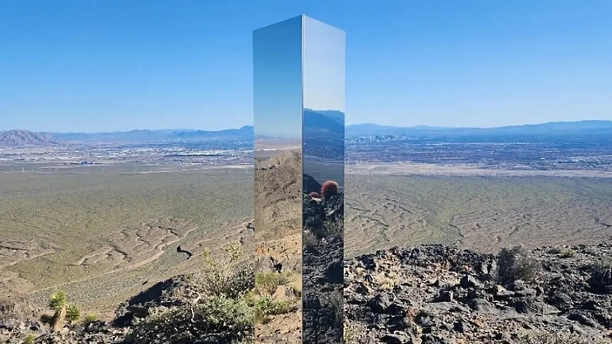 Dieser geheimnisvolle Monolith wurde in der Nähe des Gass Peak, einem Wanderweg in Las Vegas, Nevada, USA gefunden. Jetzt wird gerätselt, wer die Säule dort abgestellt hat.