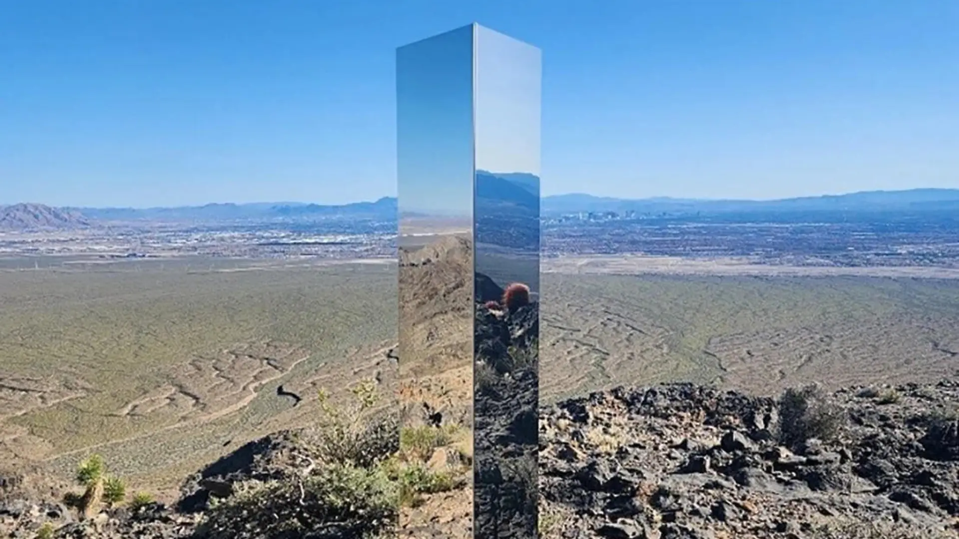 Dieser geheimnisvolle Monolith wurde in der Nähe des Gass Peak, einem Wanderweg  in Las Vegas, Nevada, USA gefunden.  Jetzt wird gerätselt, wer die Säule dort abgestellt hat.