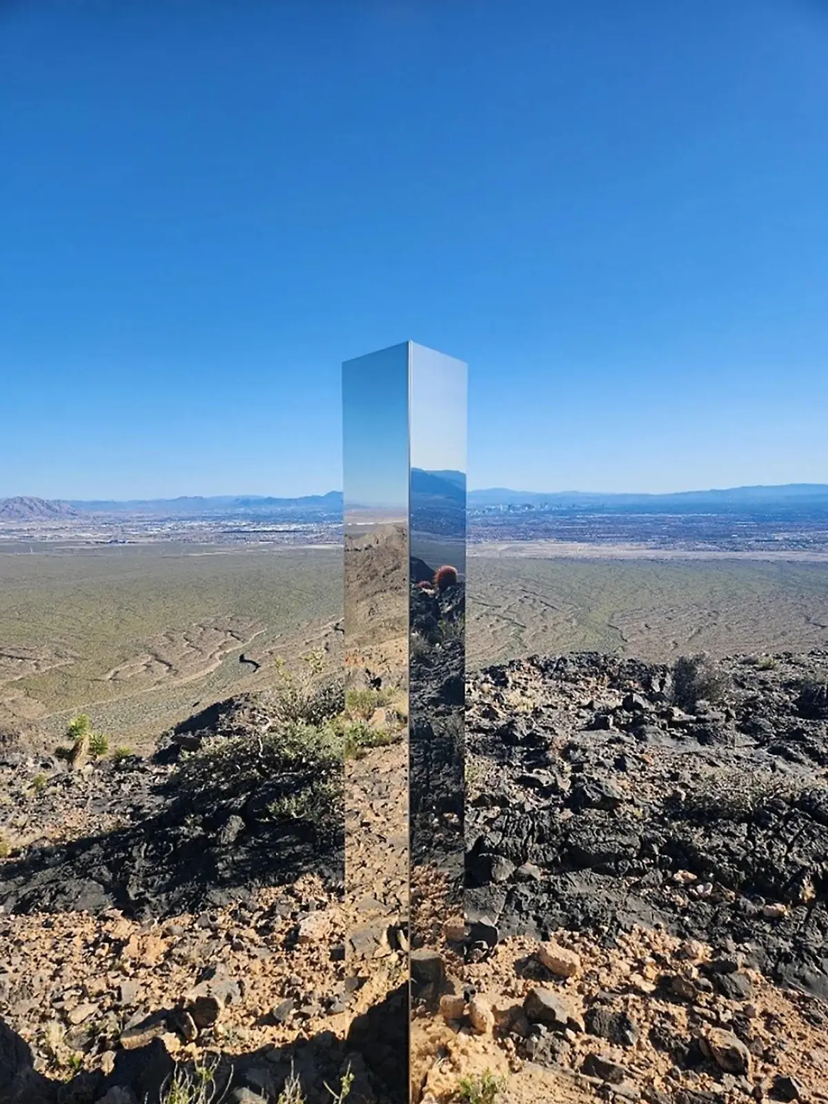 Dieser geheimnisvolle Monolith wurde in der Nähe des Gass Peak, einem Wanderweg  in Las Vegas, Nevada, USA gefunden.  Jetzt wird gerätselt, wer die Säule dort abgestellt hat.