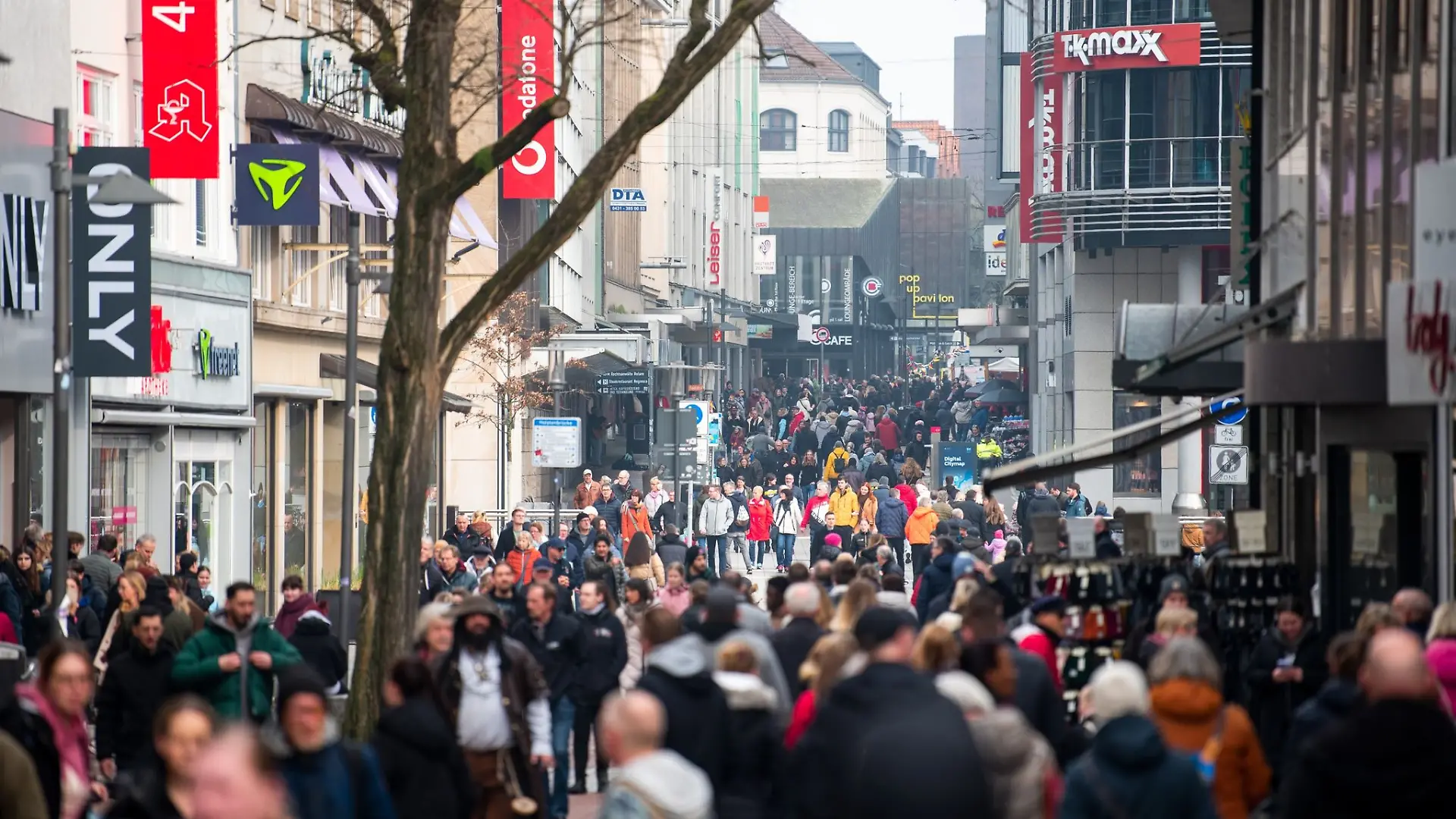 Passanten gehen während des verkaufsoffenen Sonntags durch die Innenstadt.