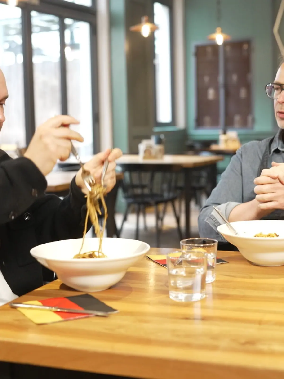 Unser Reporter und DFB-Koch Holger Stromberg lassen sich die WM-Sieg-Bolognese schmecken.