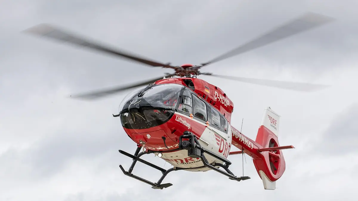 Ein Rettungshubschrauber der DRF-Luftrettung startet am Hubschrauber-Standort der DRF-Luftrettung am Uniklinikum Regensburg zu einem Einsatz.