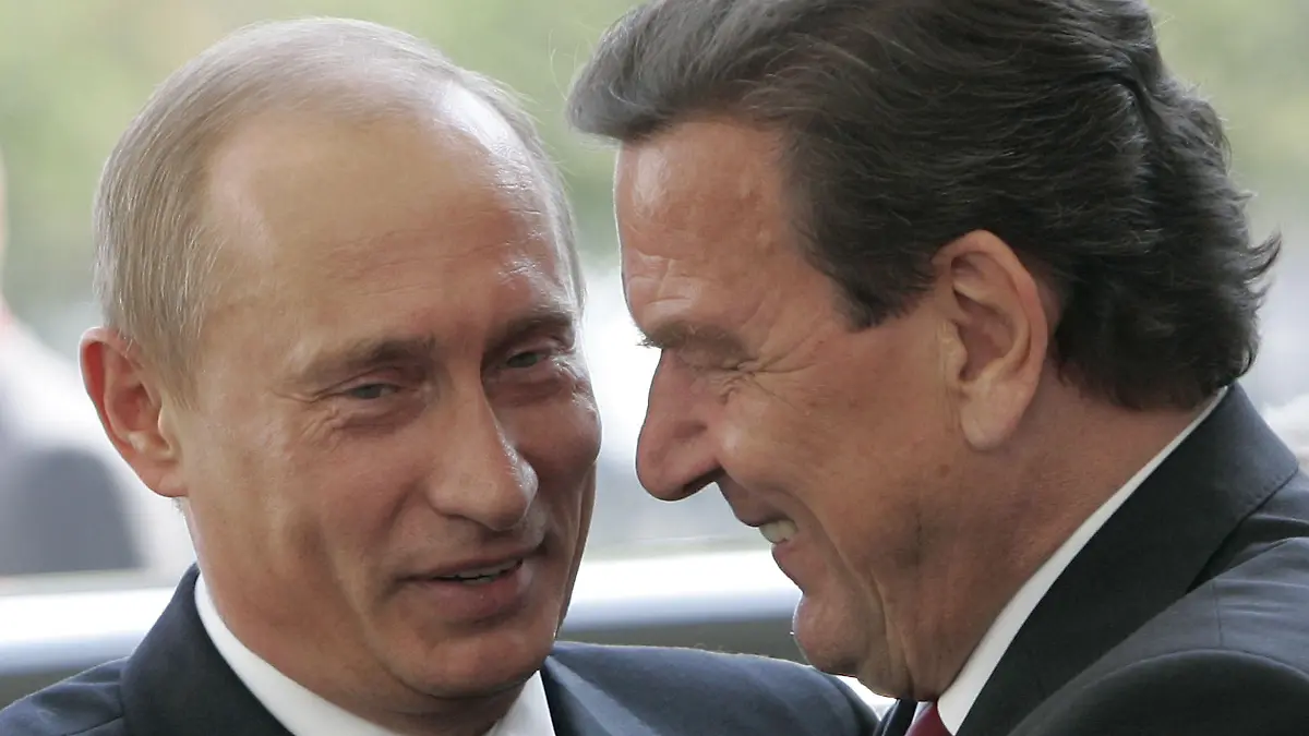 ARCHIV - Bundeskanzler Gerhard Schröder (r) und der russische Präsident Wladimir Putin begrüßen sich am 08.09.2005 in Berlin. Die Politiker trafen anschließend zu einem Gespräch im Bundeskanzleramt zusammen. Foto: Peer Grimm dpa (Zu dpa "«BamS»: NSA spähte Schröder nach Ende von Kanzlerschaft weiter aus" vom 12.07.2015) +++(c) dpa - Bildfunk+++