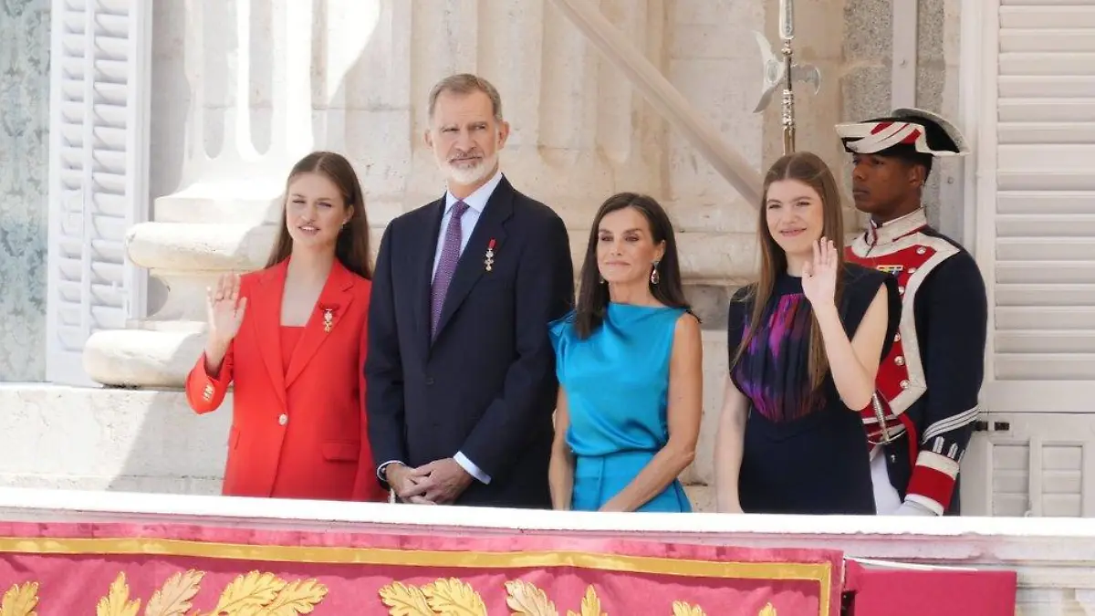 Thronjubiläum: Spaniens Königsfamilie grüßt vom Palastbalkon