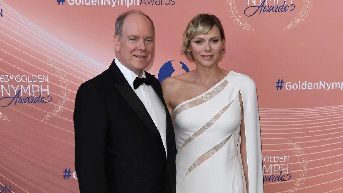 Im mutigen Cut-out-Kleid zeigt Fürstin Charlène Figur